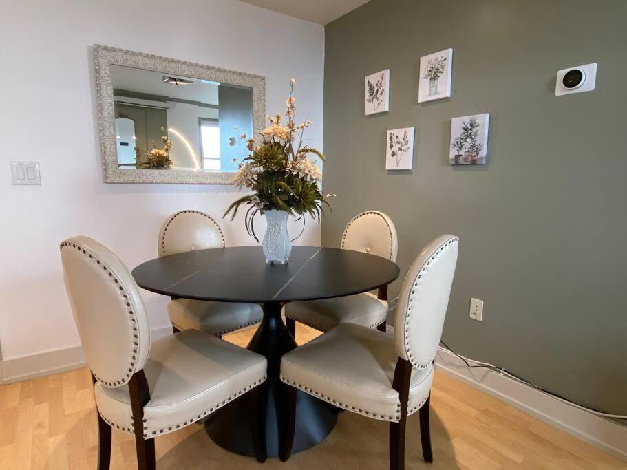 Designer Downtown Condo Suite - Splendid View Де-Мойн Экстерьер фото